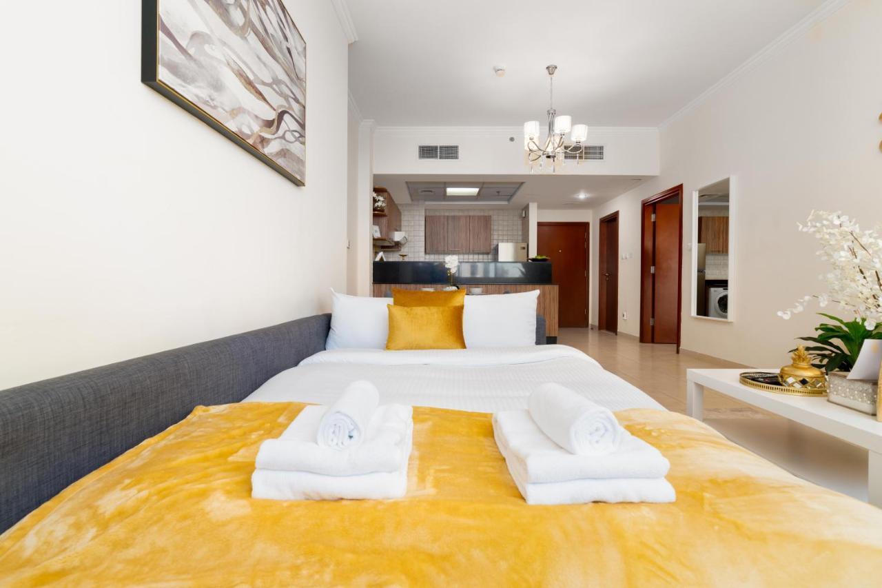 Appartamento Spacious 2 Beds 5 Min Walk From Dubai Mall With Brand New Gym And Rooftop Swimming Pool Esterno foto